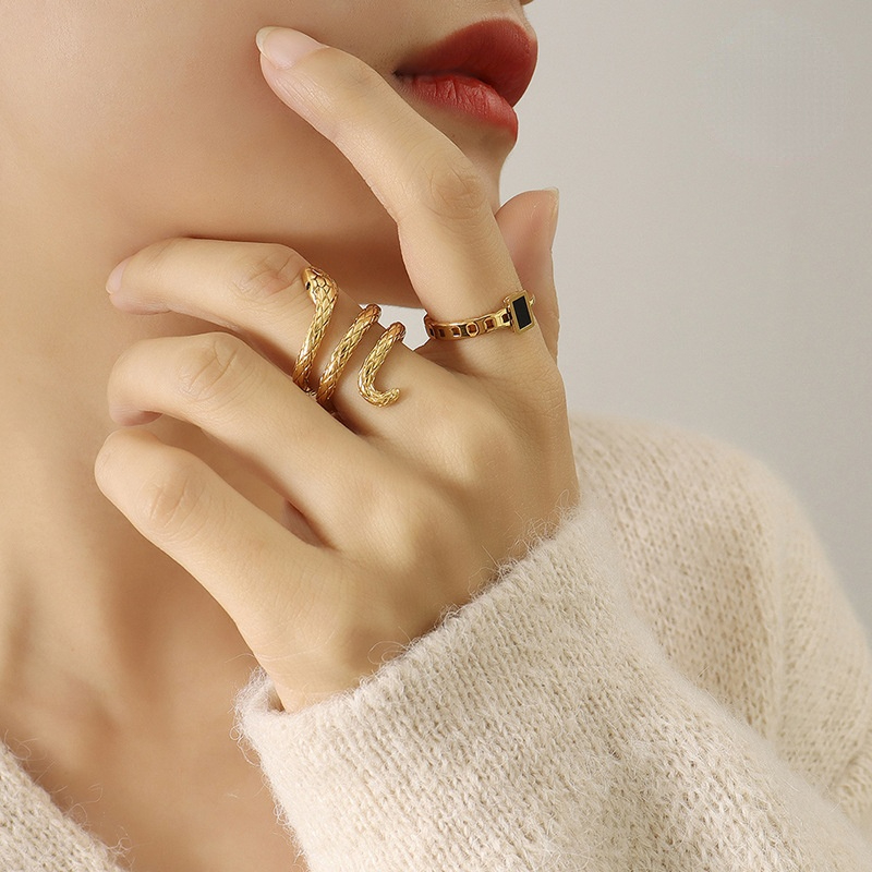 Serpentine Surrounding Ring