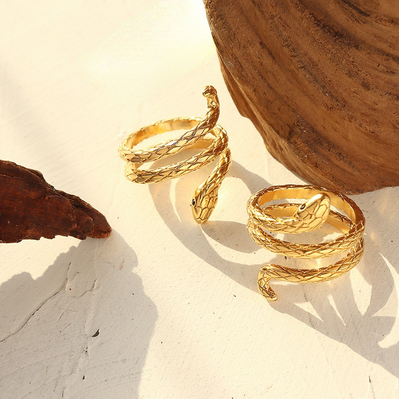 Serpentine Surrounding Ring