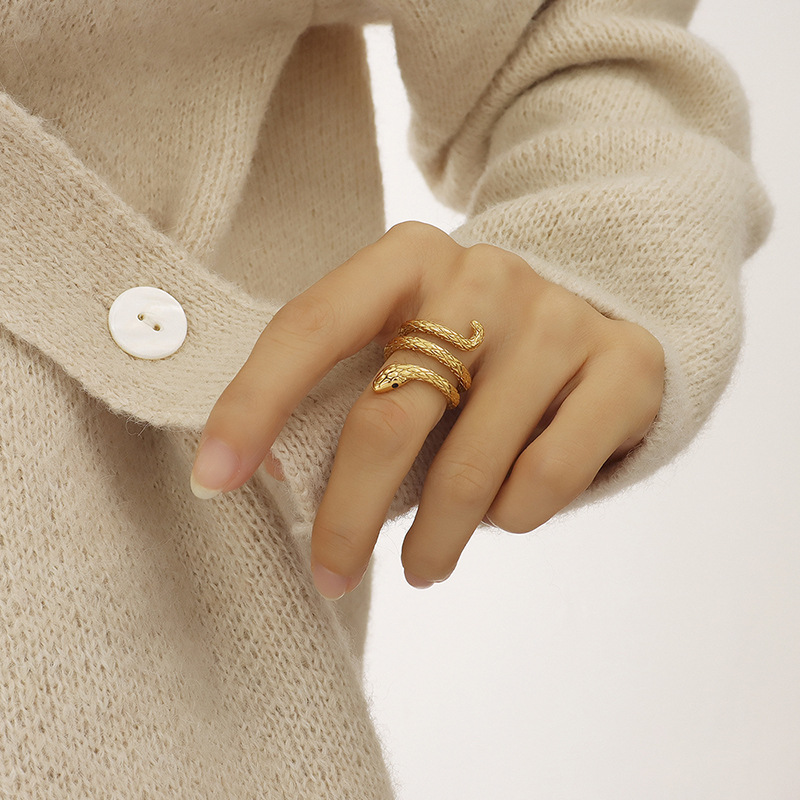 Serpentine Surrounding Ring